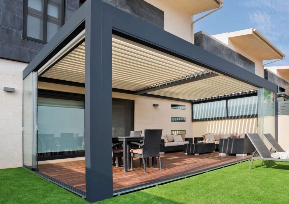 Pérgola bioclimática de aluminio con lamas orientables sobre una terraza con jardín