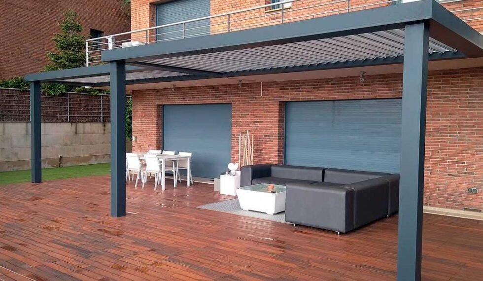 Detalle de las lamas orientables de aluminio de una pérgola bioclimática
