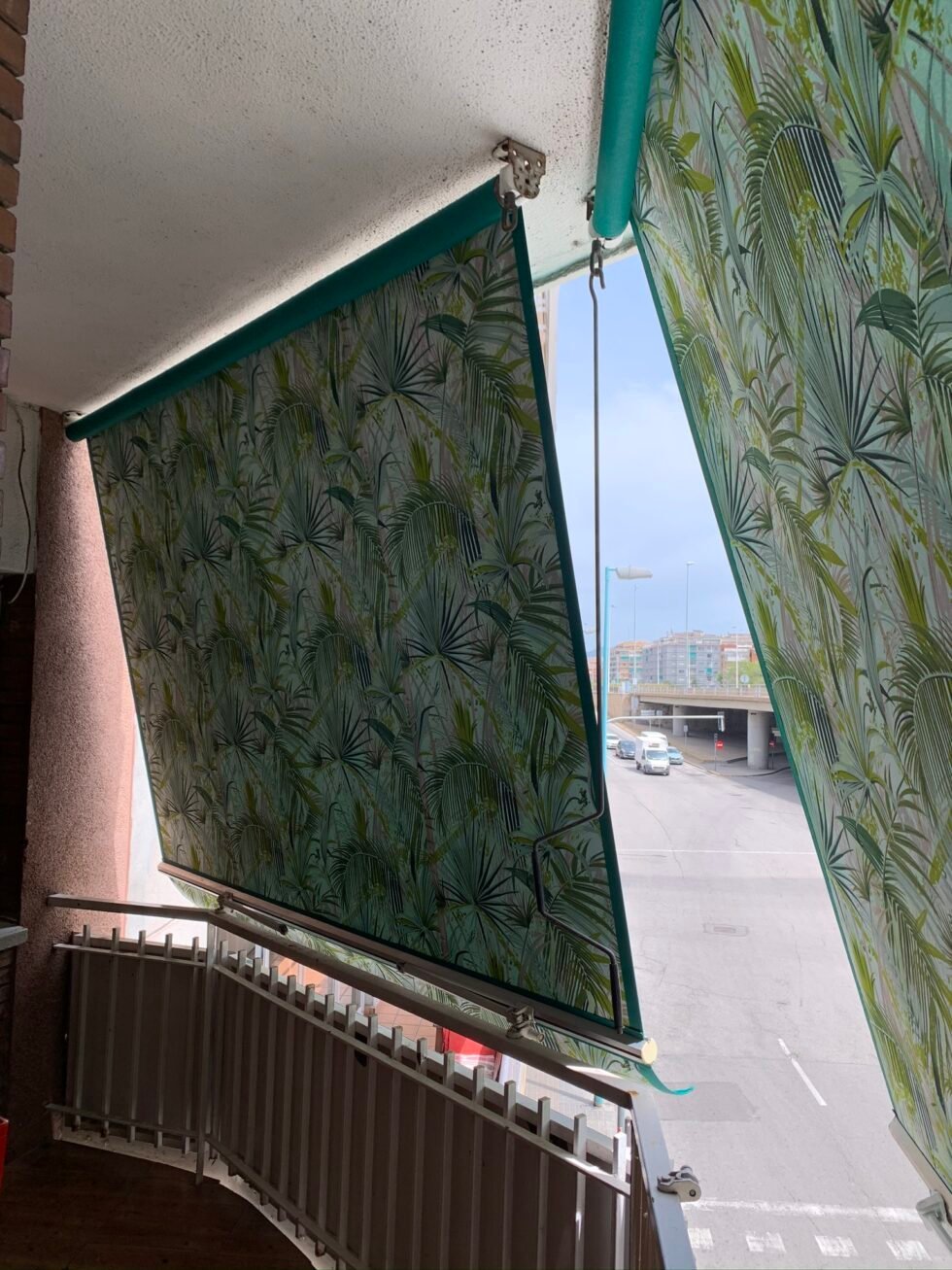 Toldo instalado en el balcón de un bloque de pisos