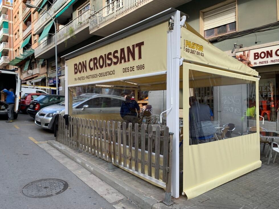 Toldo instalado sobre la terraza de un bar