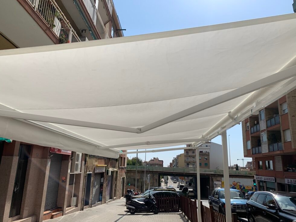 Toldo de brazo invisible sobre una terraza