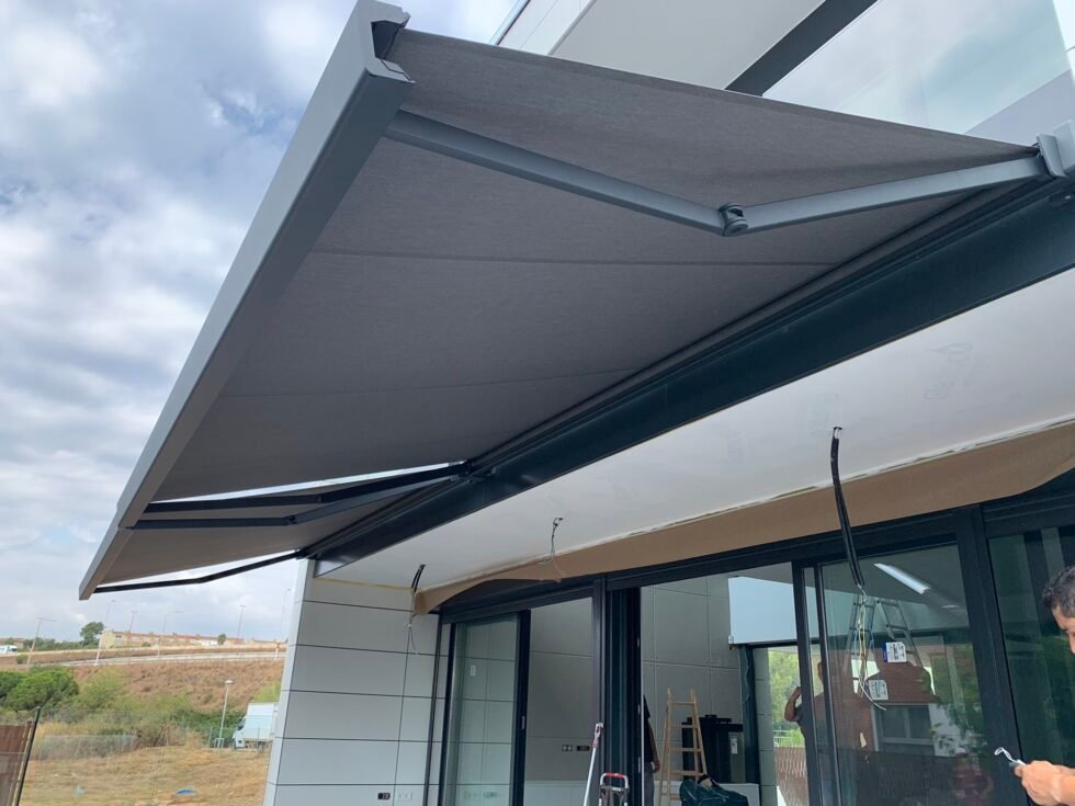 Toldo cofre motorizado instalado en la terraza de una vivienda