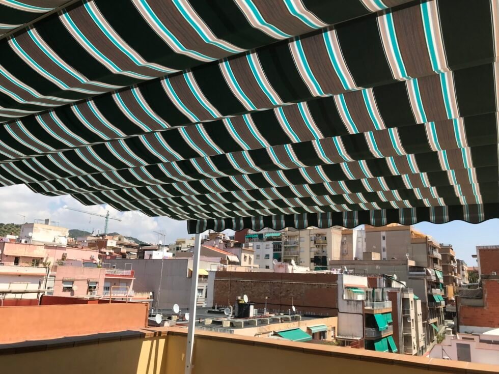 Toldo corredero de vainas sobre un patio interior