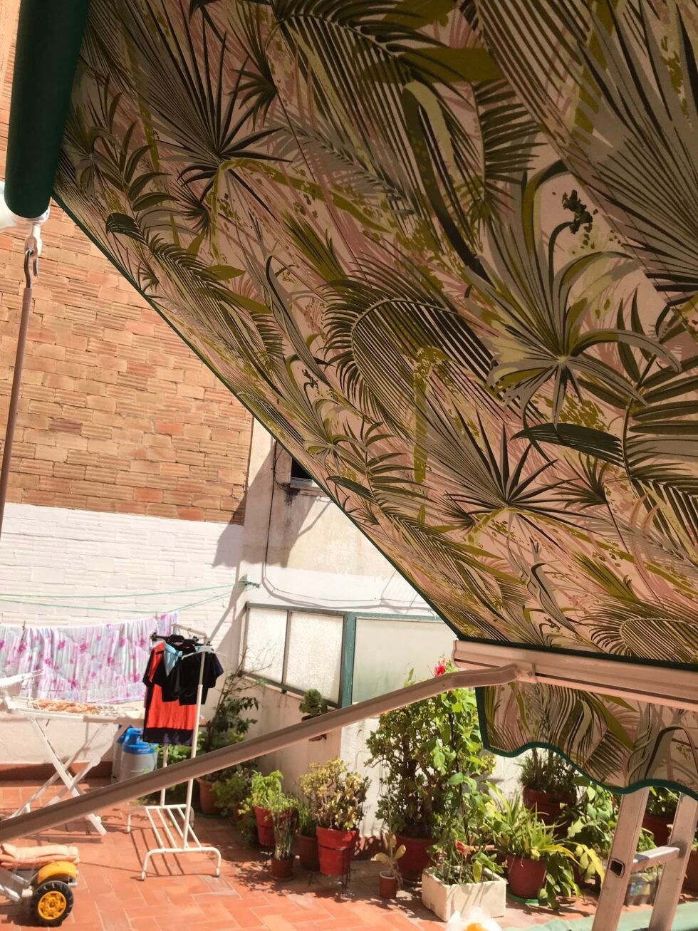 Toldo punto recto sobre la ventana de una vivienda