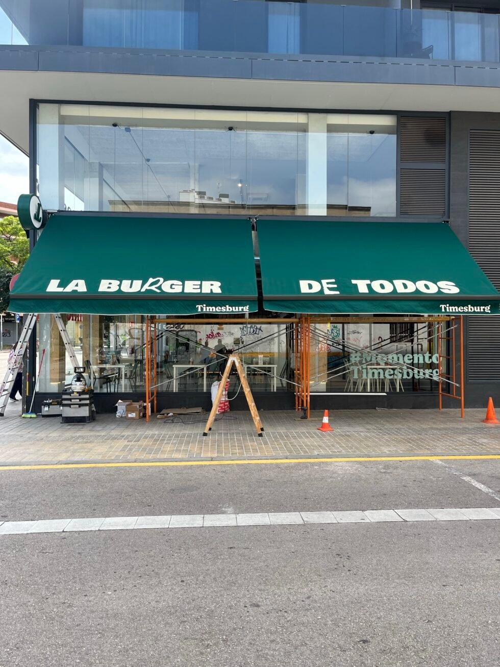 Toldo instalado sobre la terraza de un restaurante