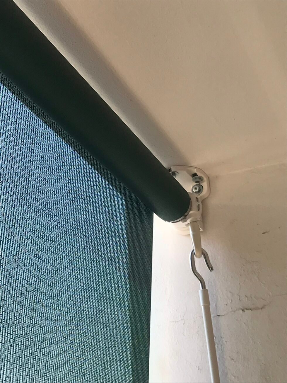Toldo telón cerrando el balcón de una vivienda