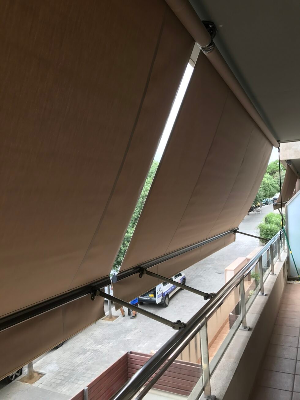 Toldo telón cerrando el balcón de un piso